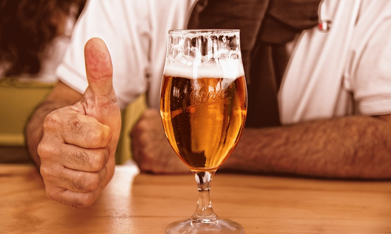 Bier en duim omhoog Bier en duim omhoog